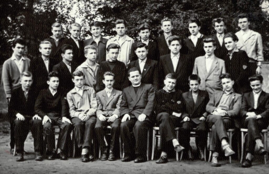 Uczniowie liceum (1961 r.) – p. Fox w dolnym rzędzie po stronie lewej