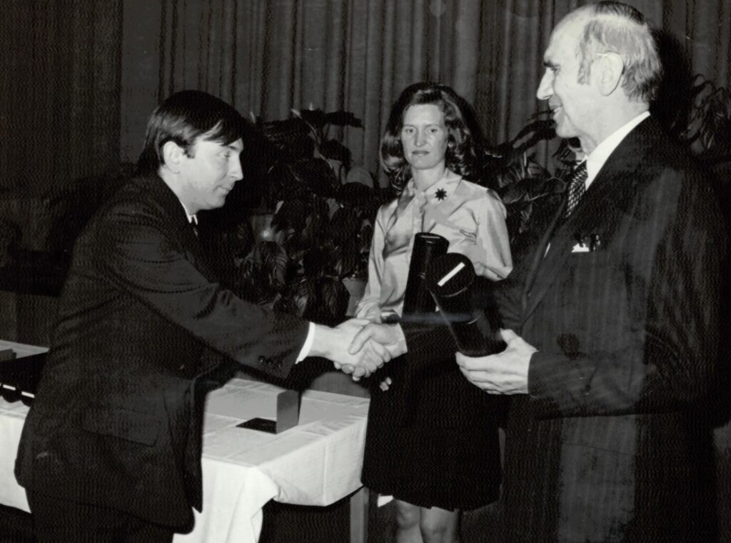 Wręczenie p. Foxowi dyplomu ukończenia Akademii Dyplomatycznej w Wiedniu przez Ministra Spraw  Zagranicznych Austrii dr. Kirschlangera (1974 r.)