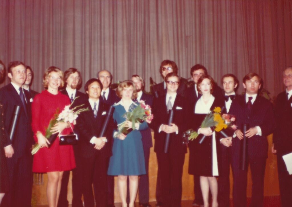Absolwenci Akademii Dyplomatycznej w Wiedniu – mec. Fox drugi z prawej (1974 r.)
