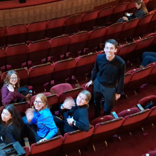 Teatralna historia – plastyczne herstories